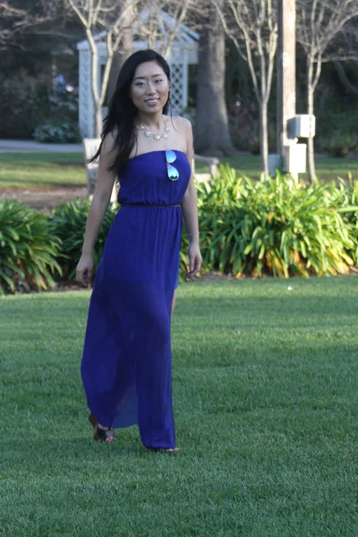 Söt kinesisk flicka i en blå klänning — Stockfoto