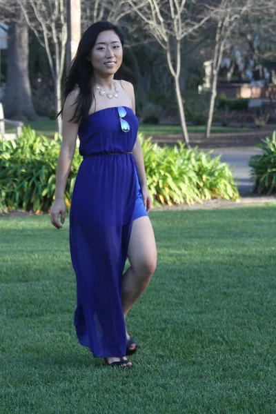 在一件蓝色连衣裙的漂亮的中国女孩 — 图库照片