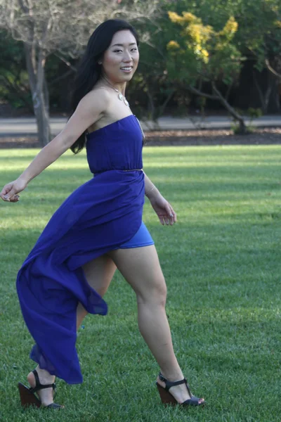 Bastante chica china en un vestido azul —  Fotos de Stock