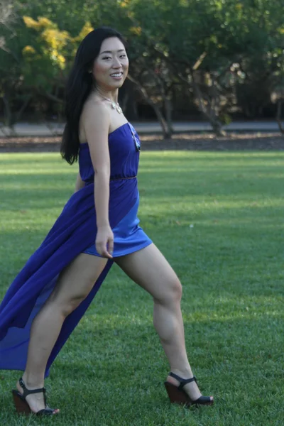 Bastante chica china en un vestido azul —  Fotos de Stock