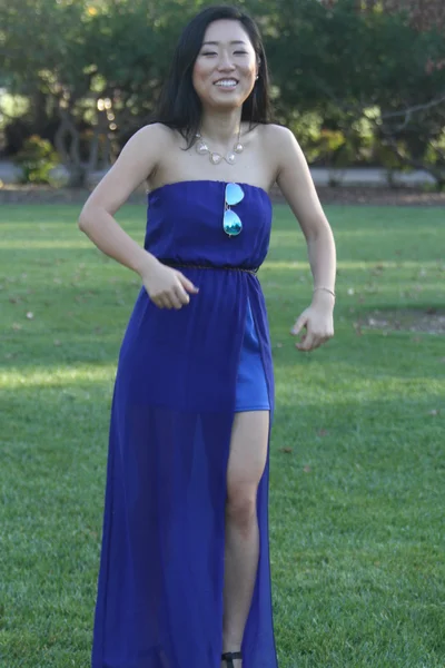 Bastante chica china en un vestido azul — Foto de Stock
