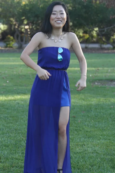 Menina chinesa bonita em um vestido azul — Fotografia de Stock