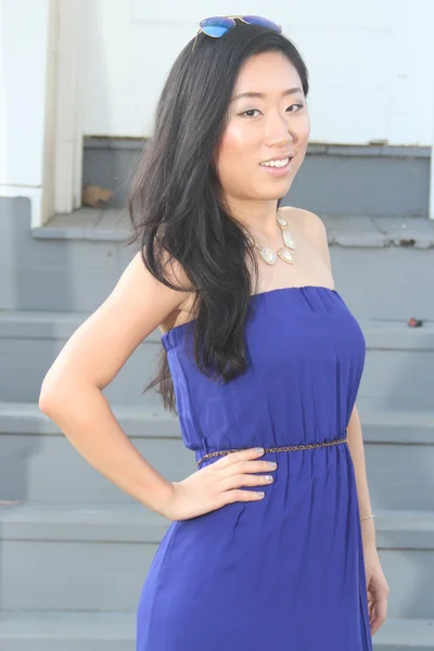 Menina chinesa bonita em um vestido azul — Fotografia de Stock