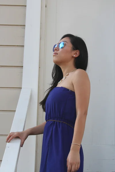 Bastante chica china en un vestido azul —  Fotos de Stock