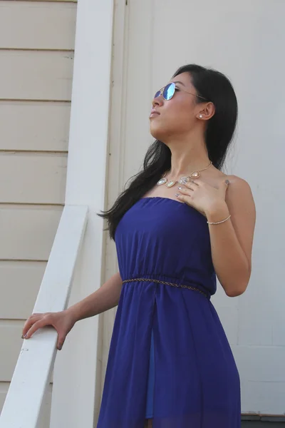 Jolie fille chinoise dans une robe bleue — Photo