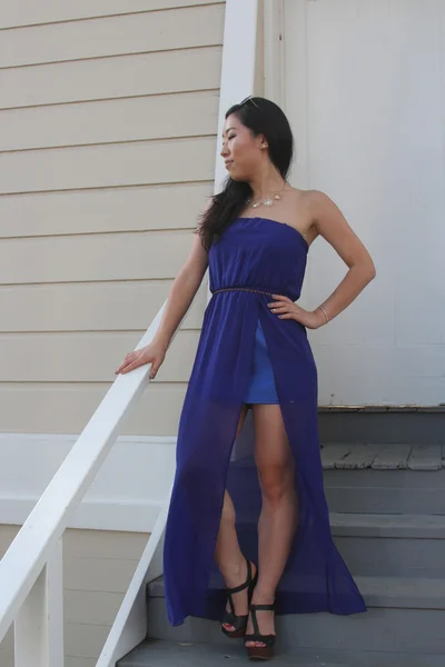 Menina chinesa bonita em um vestido azul — Fotografia de Stock