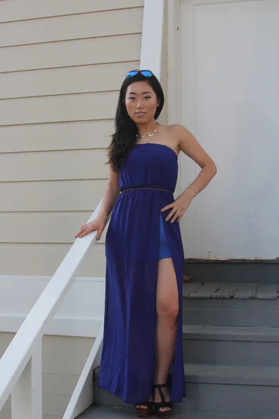 Vrij Chinese meisje in een blauwe jurk — Stockfoto