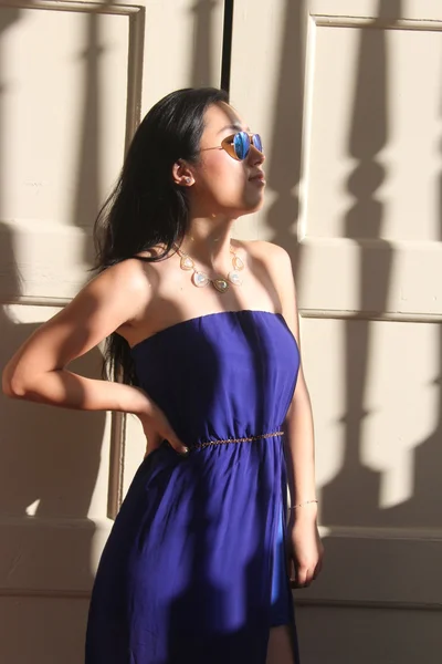 Menina chinesa bonita em um vestido azul — Fotografia de Stock