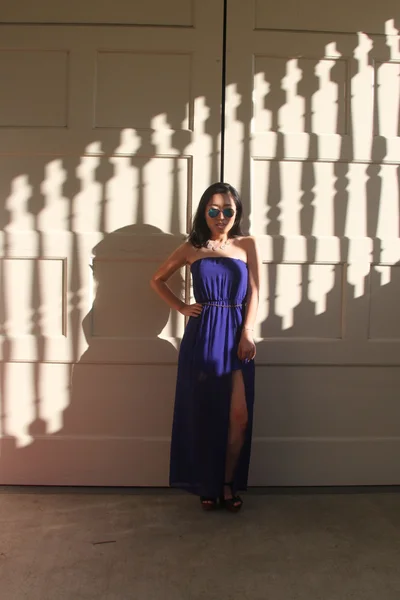 Bastante chica china en un vestido azul —  Fotos de Stock