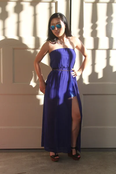 Hübsche chinesische Mädchen in einem blauen Kleid — Stockfoto