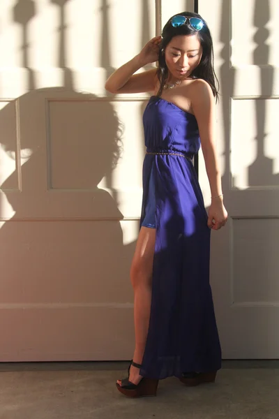 Bastante chica china en un vestido azul — Foto de Stock