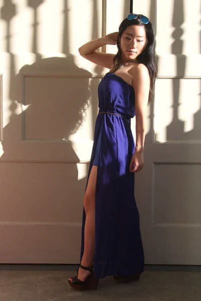 Egy kék ruha csinos kínai lány — Stock Fotó