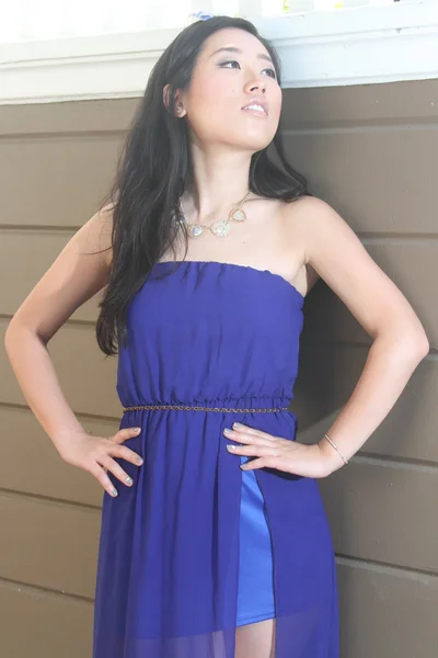 Hodně čínská dívka v modrých šatech — Stock fotografie
