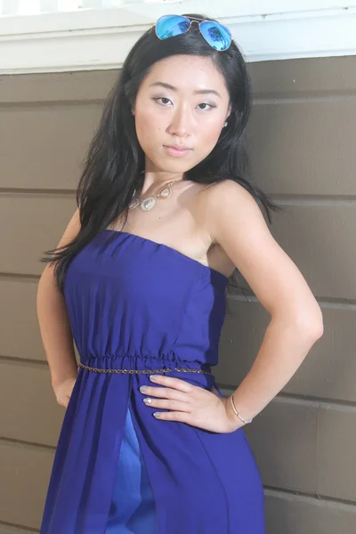 Bella ragazza cinese in un abito blu — Foto Stock