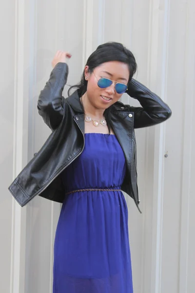 Hübsche chinesische Mädchen in einem blauen Kleid — Stockfoto
