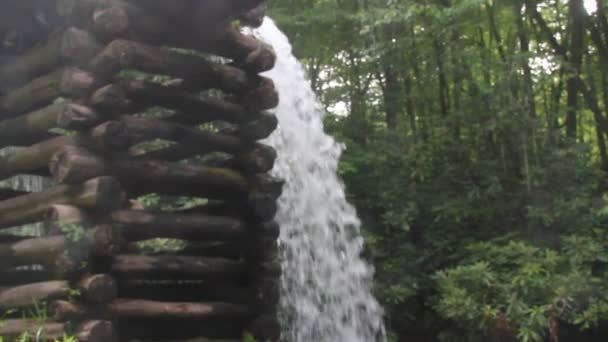 Wasser fliegt in Mühle — Stockvideo