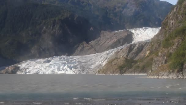 Наггетт падает, ледник Менденхолл Аляска — стоковое видео