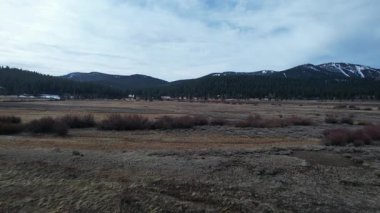 Tahoe Gölü 'nün havadan çekilmiş videosu.