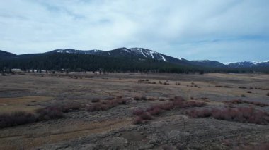 Tahoe Gölü 'nün havadan çekilmiş videosu.