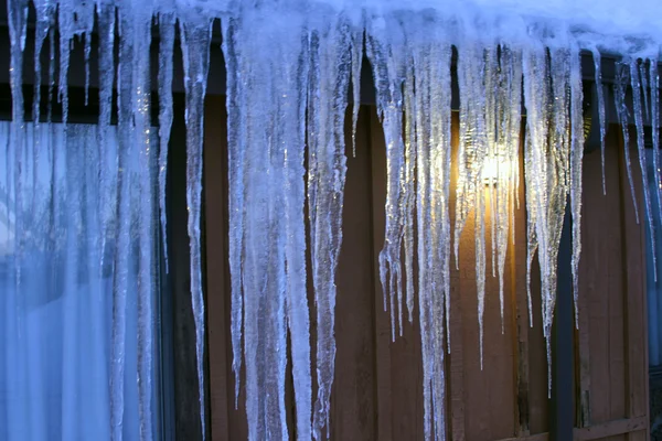 Buz kristalleri ile kaplı ışık — Stok fotoğraf