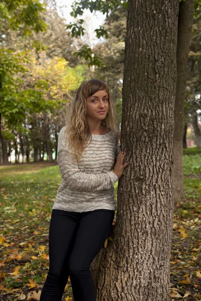 Giovane bella ragazza fotografata su uno sfondo di natura . — Foto Stock