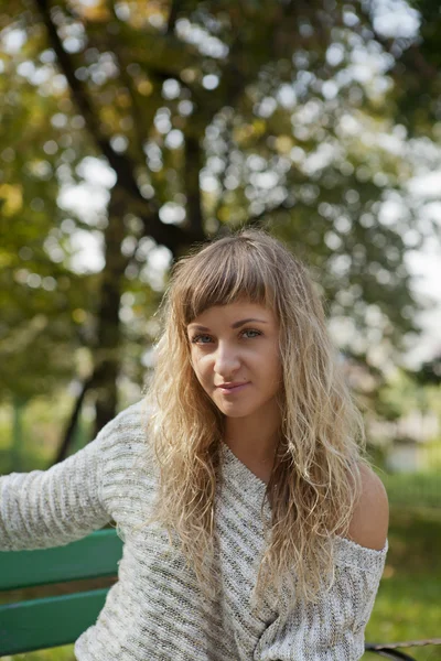 Chica joven en un fondo de la naturaleza . —  Fotos de Stock