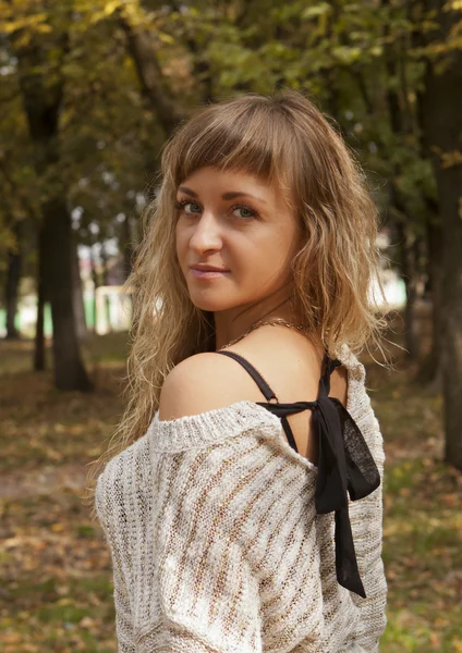 Chica joven en un fondo de la naturaleza . — Foto de Stock