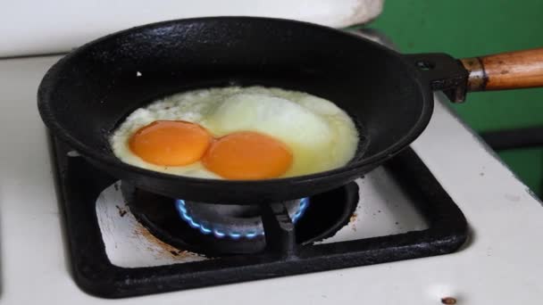 Ovos fritos em frigideira de cozinha velha no fogão a gás — Vídeo de Stock