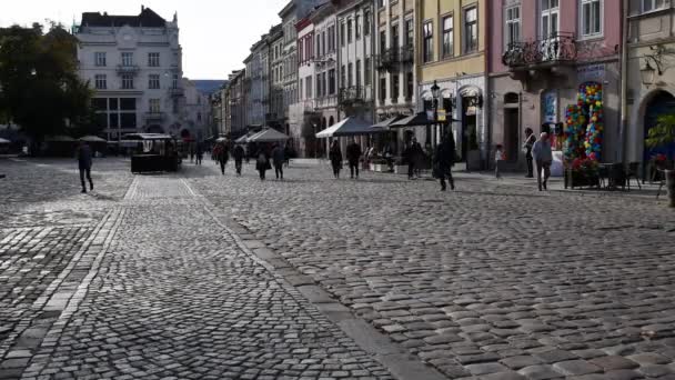 Time lapse menigte van toeristen wandelen door oude bestrating van Marktplein — Stockvideo