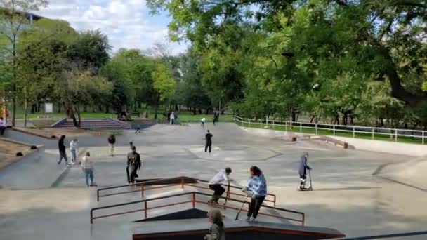 Odessa Ukraina 2020 Czas Spędzony Skateparku Dziećmi Jeżdżącymi Hulajnogach Deskorolkach — Wideo stockowe