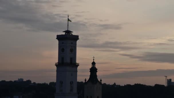 Lviv Belediye Binası 'nın silueti Gün batımında gökyüzü zaman aşımına uğradı — Stok video