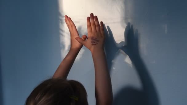 Defokussieren Sie die Schatten der Kinderhände auf der Stuckwandoberfläche mit Kopierraum. Halloween-Konzept — Stockvideo