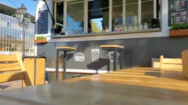 Time lapse mensen wachten op koffie en straatvoedsel in de buurt stal op food court — Stockvideo