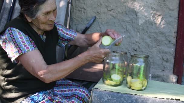 Äldre asiatisk kvinna skära och skiva squash och sätta i burkar — Stockvideo