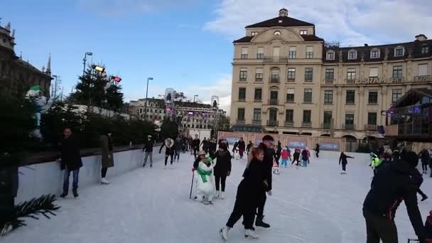 Hommes femmes enfants patiner sur la patinoire en hiver. Veille de Noël à Munich Allemagne — Video