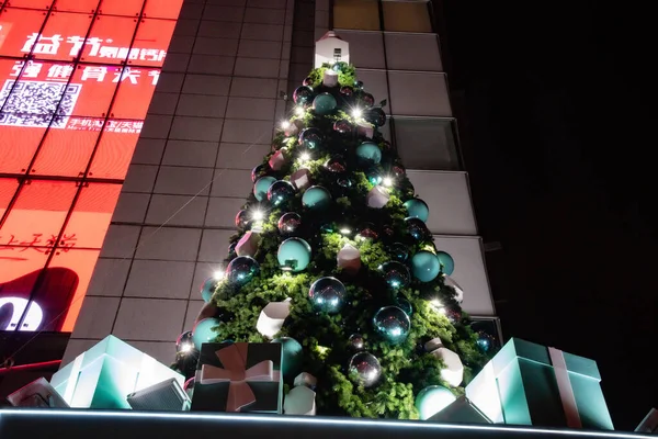 Árvore Natal Iluminada Tiffany Caixas Presente Luzes Noturnas Shanghai China — Fotografia de Stock