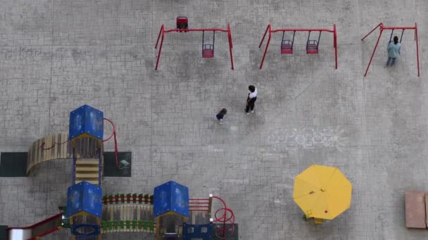 Vista aérea de los parques infantiles con columpios móviles — Vídeos de Stock