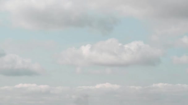 Cloudscape lapso de tempo de nuvens brancas flutuar no céu azul — Vídeo de Stock