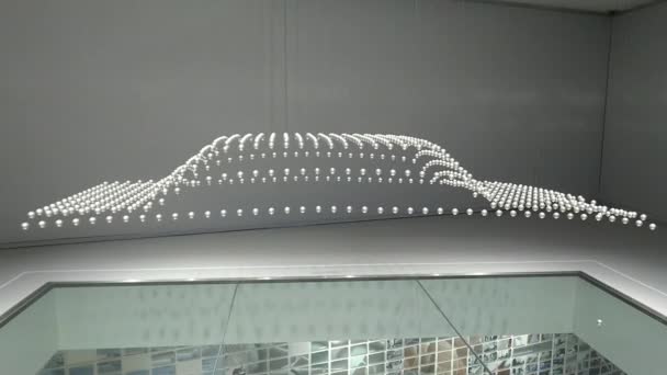 Escultura em forma de carro cinético no museu BMW — Vídeo de Stock