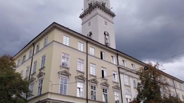 Lviv Δημαρχείο κτίριο με συννεφιασμένο cloudscape — Αρχείο Βίντεο