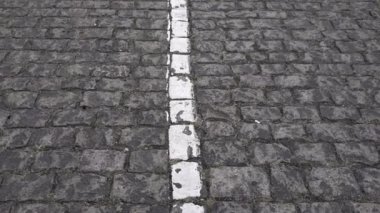 Beyaz yol işaretli kaldırım taşlı yol dokusu
