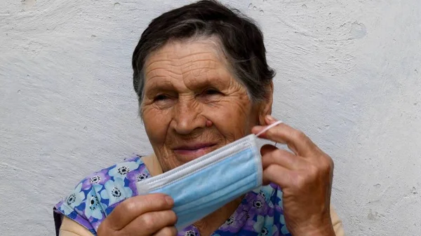 Oudere Gerimpelde Vrouw Die Een Beschermend Medisch Gezichtsmasker Opzet Oude — Stockfoto