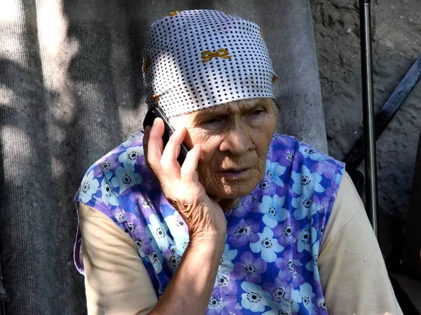 Jarige Vrouw Traditionele Kleding Betrokken Praten Mobiele Telefoon Platteland Senior — Stockfoto