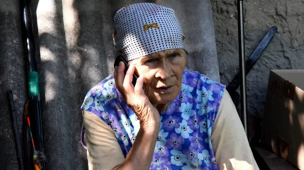 Mulher Idosa Roupas Tradicionais Emocionalmente Falando Por Telefone Celular Eslavo — Fotografia de Stock
