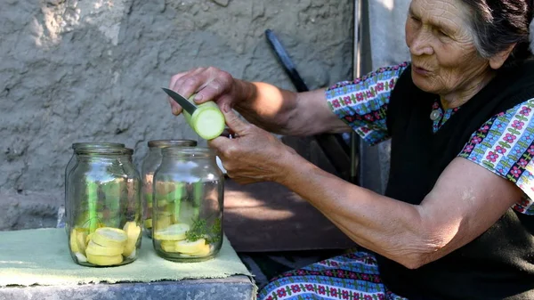 Sénior Mulher Asiática Cortar Cortar Abóbora Fresca Colocar Frascos Para — Fotografia de Stock