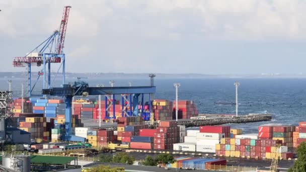 Video Time lapse 4K dari terminal pelabuhan laut dan pengiriman kontainer — Stok Video