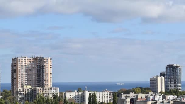 Paesaggio urbano time lapse con nuvole galleggianti sulla riva del mare — Video Stock
