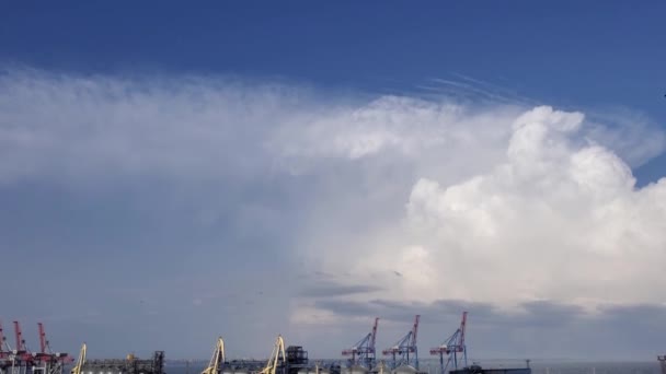 Облака в небе над индустриальным портом — стоковое видео