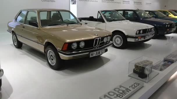 Retro auto model line-up in het museum BMW — Stockvideo