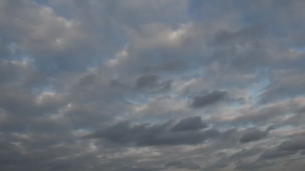 夕阳西下，多云的天空时间消逝了 — 图库视频影像